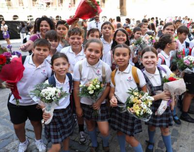 Centenares de escolares participan en la ofrenda floral del Corpus Christi