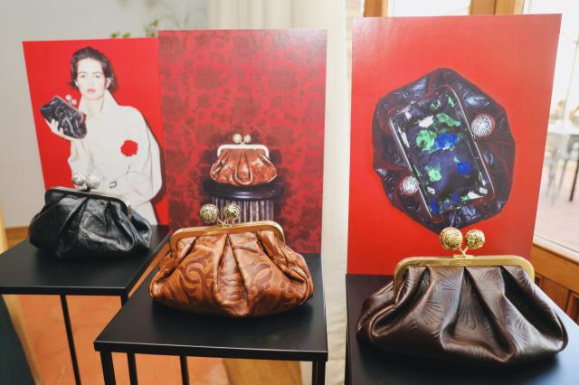 Maxmara  ha elegido el damasquinado toledano para vestir su emblemático bolso Pasticcino.