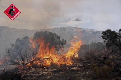 Así luchan contra el incendio en Villena y Albacete