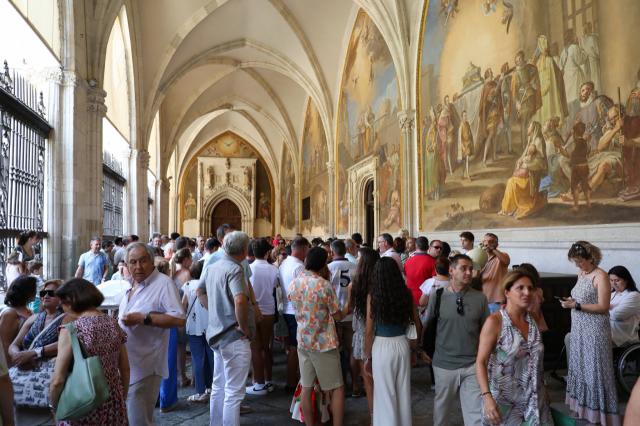La Catedral de Toledo se abarrota para cumplir la tradición de beber agua de los botijos