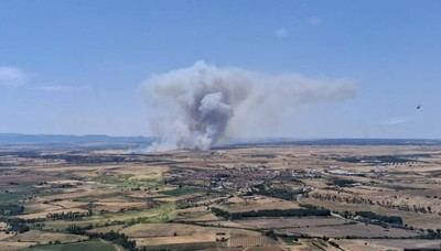 Un incendio moviliza medios aéreos y terrestres en Calera y Chozas