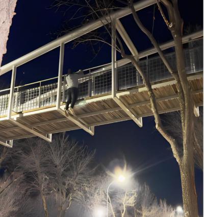 ¡Increíble! Un joven se cuelga de un puente para hacer dominadas ¡Multa de 600 euros!