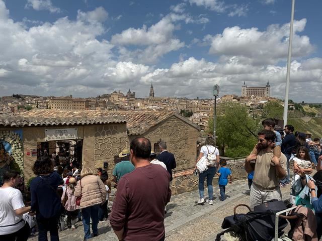 Los toledanos vuelven a abarrotar la romería del Valle