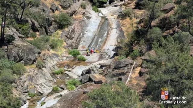 Rescatan a una joven herida tras caer 20 metros por un tobogán de piedra en las cascadas de Mombeltrán (Ávila) - JCYL
