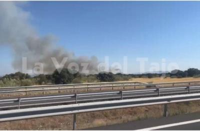 Otro incendio en la comarca de Talavera: la columna de humo es visible a kilómetros de distancia