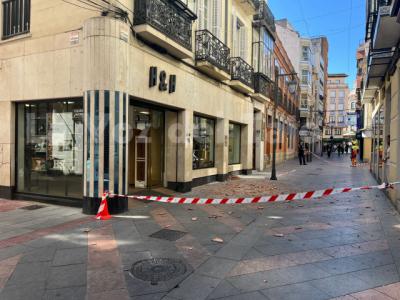 Una teja cae y provoca el corte de una céntrica calle de Talavera
