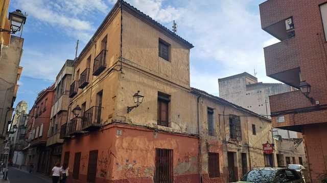 Edificio esquina calle del Baño con Mesones