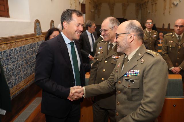Carlos Velázquez resalta la excelencia educativa de la UCLM y la Academia de Infantería