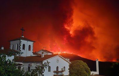 Un fuego descontrolado obliga a desalojar seis alquerías en Las Hurdes