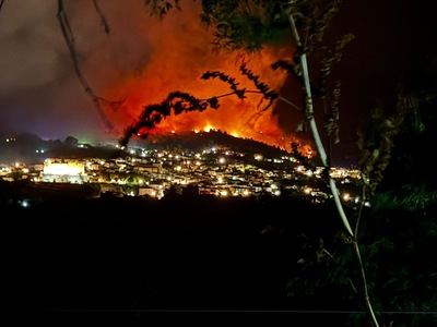 Un incendio obliga a confinar Mombeltrán y moviliza a la UME