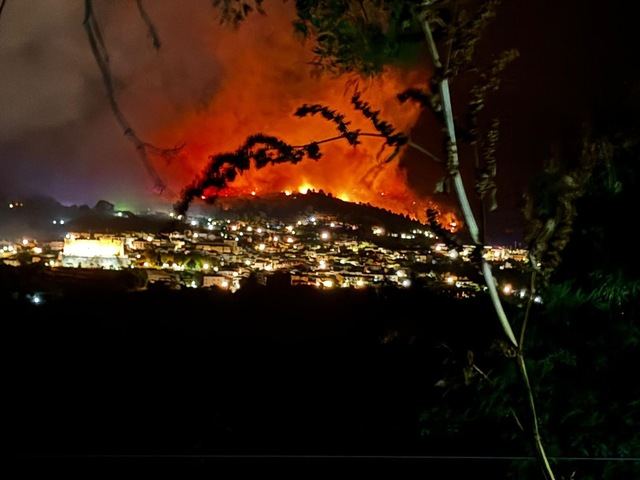 Un incendio obliga a confinar Mombeltrán y moviliza a la UME