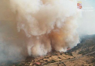 Alerta: Un incendio en Navaluenga arrasa más de 1.500 hectáreas