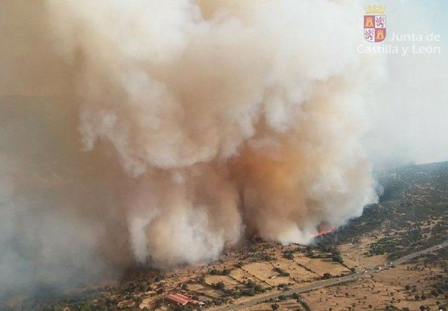 Alerta: Un incendio en Navaluenga arrasa más de 1.500 hectáreas
