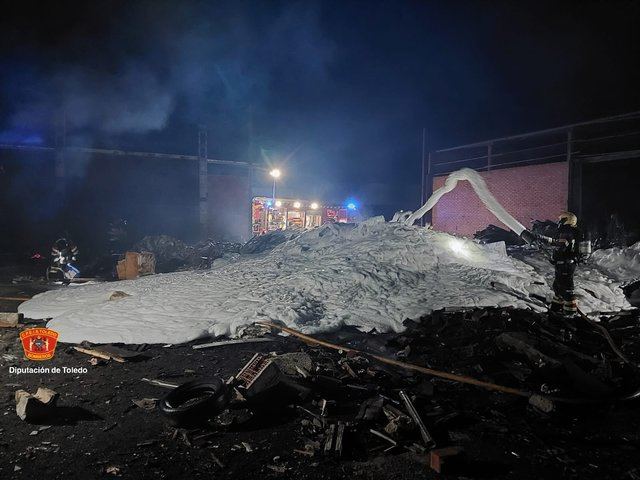 El CPEIS Toledo interviene en el incendio de una nave abandonada