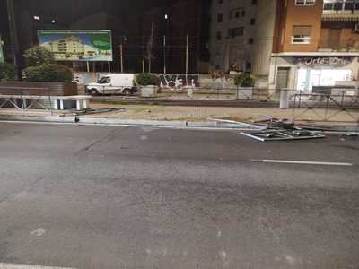Un conductor arranca el vallado de la Avenida Pío XII y se da a la fuga