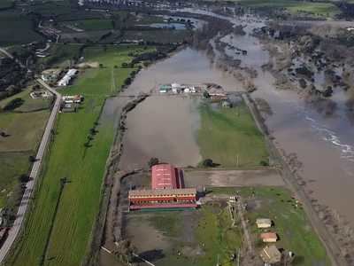 El desbordamiento del río Alberche inunda un club hípico en Cazalegas