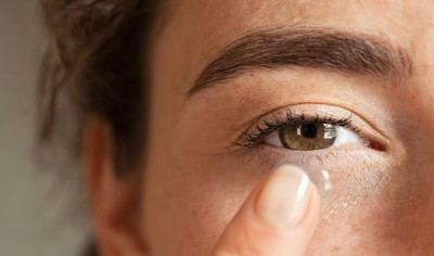 ¿Te bañas con lentillas? El gesto más común del verano puede poner en riesgo tu visión