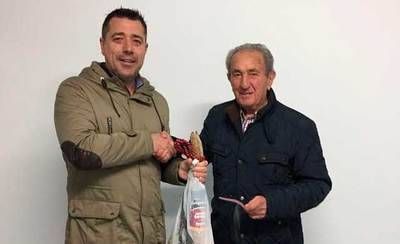 Lorenzo Porris, gana el jamón sorteado por el C.F. Talavera