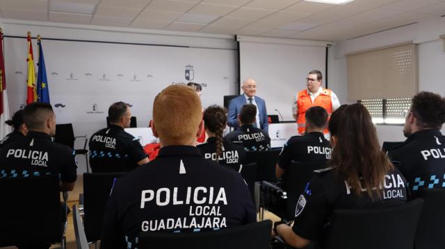 Más de 40 policías locales de toda la región reciben formación en reanimación cardiopulmonar y el uso del desfibrilador automático