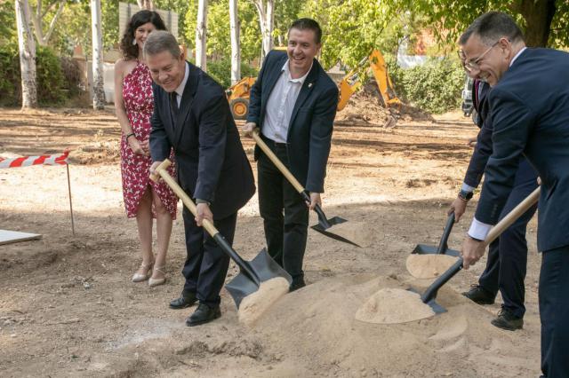 El presidente autonómico, Emiliano García-Page, coloca la primera piedra del Conservatorio Superior de Música de Castilla-La Mancha