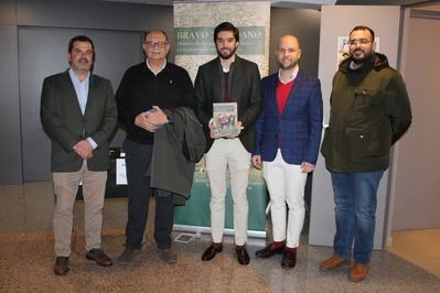 Bravo Toledano y el ganadero Fernando Guzmán por la puerta grande en Quintanar de la Orden