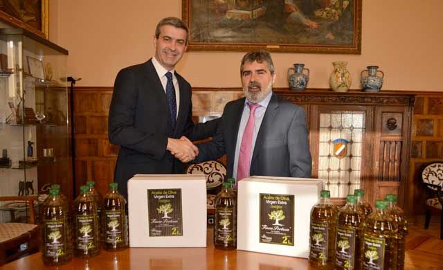 Diputación entrega a Mensajeros de la Paz 1.200 litros de aceite de oliva