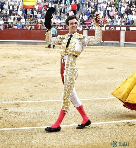 Tomás Rufo gana el prestigioso vestido 'Rioja y Oro' del Centro Riojano de Madrid