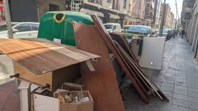 Calles “abandonadas”: basura y muebles siguen acumulándose en las aceras