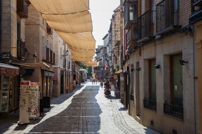 Los toldos se expanden por Toledo: el Ayuntamiento proyecta llevar las sombras a más calles
