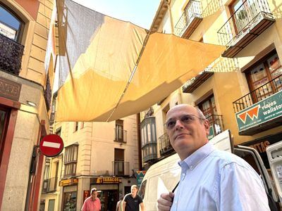 El Ayuntamiento instala toldos en el centro para mitigar las altas temperaturas