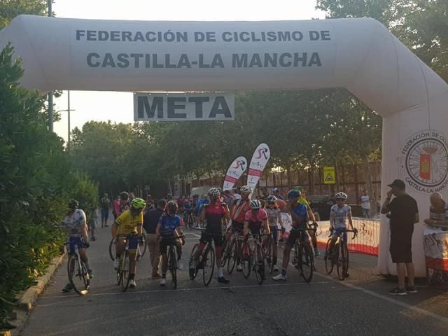 Un centenar de ciclistas y un intenso calor: protagonistas del Trofeo Escuela Ciudad de Talavera