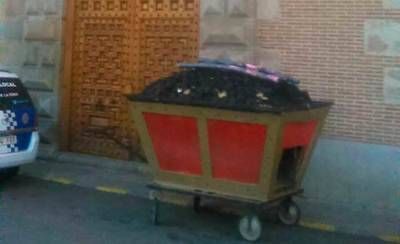 El Ayuntamiento recibe el regalo de los Reyes en su puerta noble