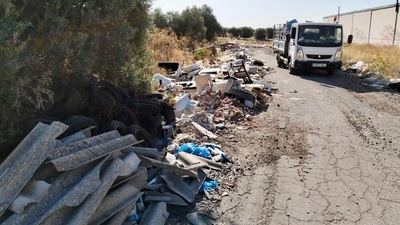 El Ayuntamiento de Torrijos limpia el vertedero ilegal en el polígono Valdolí