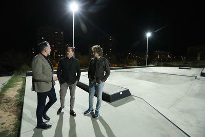 El alcalde visita el skatepark y el parque de calistenia en Santa María de Benquerencia tras la mejora de sus instalaciones