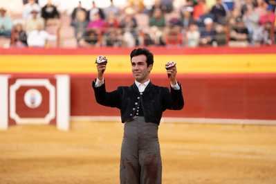 Tomás Rufo deslumbra en Roquetas con una faena histórica a un bravo novillo de Fuente Ymbro