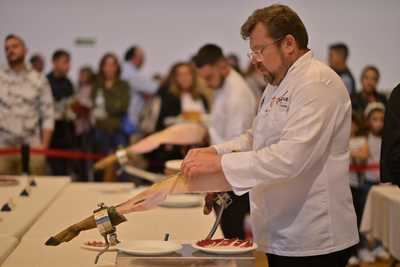 Iván Gómez se proclama campeón en el primer concurso de cortadores de jamón de Oropesa