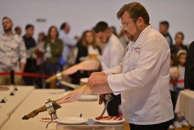 Iván Gómez se proclama campeón en el primer concurso de cortadores de jamón de Oropesa