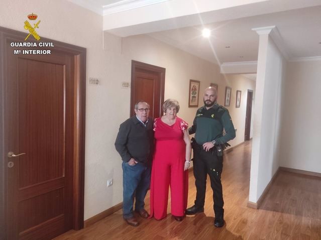 Un guardia civil se convierte en héroe tras salvar la vida de una mujer en Santa Olalla