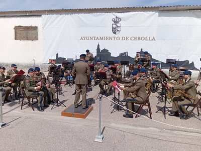 Así ha sido el espectacular desfile de la Guardia Real por las calles de Cebolla