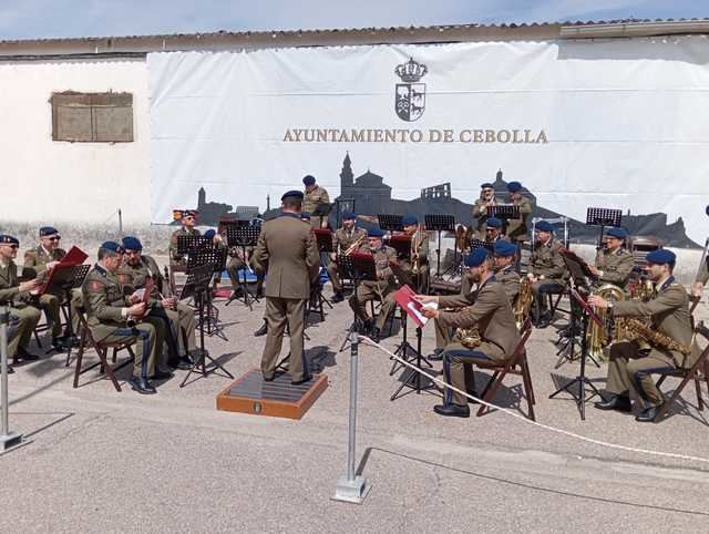 Así ha sido el espectacular desfile de la Guardia Real por las calles de Cebolla