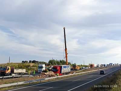 Persisten las retenciones en la A-5 tras el accidente de un tráiler en Lucillos