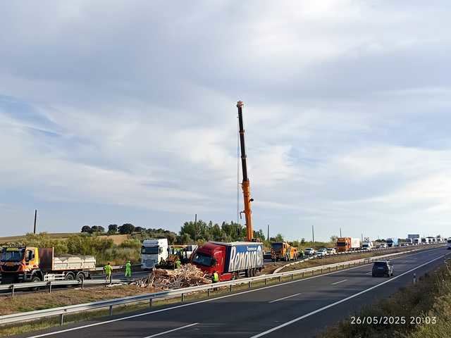 Persisten las retenciones en la A-5 tras el accidente de un tráiler en Lucillos