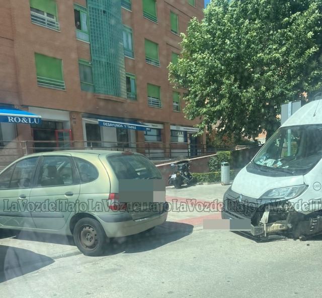 Accidente en la Avenida Francisco Aguirre: Una furgoneta choca contra dos maceteros y obliga a cortar la calle