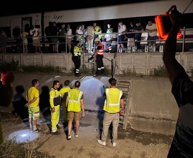 Trasladan al hospital a una de las pasajeras afectadas en Villaseca por el incidente en los trenes Madrid-Sevilla