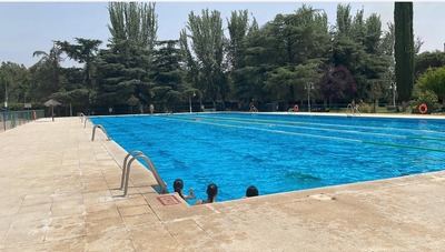 Dos monitores de natación salvan la vida a una joven en la piscina de Patrocinio