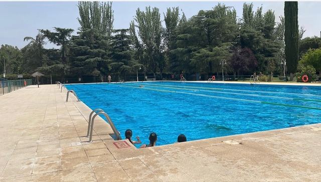 Dos monitores de natación salvan la vida a una joven en la piscina de Patrocinio