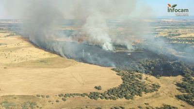 El incendio de Calera y Chozas sigue sin controlar, pero pasa a Nivel 0