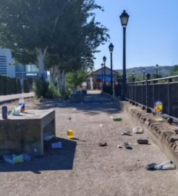 Denuncian el estado del río en Talavera: "Un olor a putrefacción y basura flotante junto al club de piragüismo"