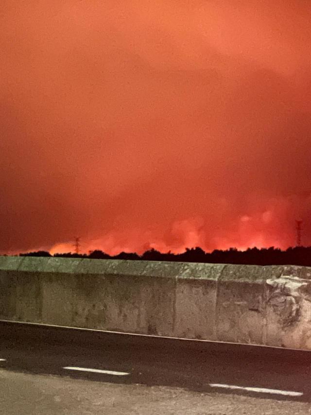 Los medios aéreos se reincorporan a los trabajos contra el fuego en Navalmoralejo, que sigue en nivel 2