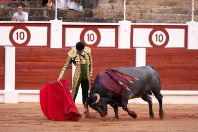 Tomás Rufo triunfa en Gijón con tres orejas en una tarde de entrega